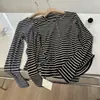 Camiseta Henley de Rayas Long-Termism Ajustada con Cintura Plisada y Bordado de Letras Manga Larga Cuello Henley Camisa Base Top para Primavera