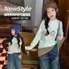 Camada base de gola alta para meninas para outono e inverno, novo estilo 2026, suéter quente forrado com fleece para outono profundo infantil, design moderno de desenho animado para crianças mais velhas