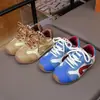 Zapatillas deportivas para niño 2026 nuevo otoño suela blanda antideslizantes retro infantiles zapatillas de entrenamiento alemanas con velcro casuales