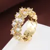 Anillo de Zirconia Curvo Elegante con Piedra Preciosa Azul Real, Lujo Ligero, Dulce y Versátil, Cobre Puro, Exclusivo para Ventas Transfronterizas
