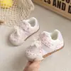 Sapatos Modernos para Crianças Pequenas 2026 Primavera/Verão Novos Bebês Sola Macia Sapatos Individuais para Meninas, Malha Respirável Laço Sapatos de Princesa