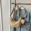 Bolsa Transversal Explosiva Feminina Transfronteiriça 2024 Nova Bolsa de Lona de Nylon Formato Bolinho Versátil de Ombro de Alta Qualidade Pequena Bolsa de Pano