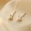 Brincos de Tarraxa Quadrados de Pérola em Prata 925 de Luxo Leve Temperamento Pequenos Requintados Moda Versátil Cuidado com o Furo da Orelha Brincos de Toque de Luxo