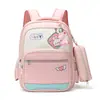 Mochila nueva 2026 ligera y de gran capacidad para estudiantes de primaria, diseñada para niños y niñas, con soporte para la espalda y características reductoras de peso, hecha de nailon