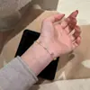Colar de Trevo de Quatro Folhas Colorido com Diamantes, Novo Estilo para Mulheres, Corrente para Clavícula com um Toque de Luxo Leve e Design de Nicho de Alta Qualidade, Simples, Moderno e Versátil