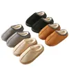 2026 Novo Modelo Transfronteiriço Cor Sólida Retalhos de Couro Sintético Pantufas Domésticas Sola Grossa Antiderrapante Leve Quente Pantufas de Algodão para Mulheres