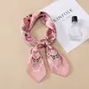 Pañuelo Cuadrado Pequeño de Seda Sintética 70*70 Pañuelo de Seda Rojo para Mujer Estilo Coreano Primavera y Verano Versátil Diadema Bufanda Decorativa para Cuello Bufanda