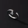 Anillo de perlas para mujer de diseño lujoso y ligero de nicho de alta gama, anillo de apertura ajustable con circonita chapada en oro creativo de moda europea y americana.