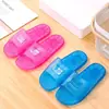 Chanclas de PVC casuales de verano, sencillas y duraderas, con diseño hueco, suela plana y plantilla suave, perfectas para usar al aire libre en verano.