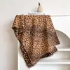 Bufanda Jacquard con Estampado de Leopardo Nuevo 2025, Moderna y de Alta Gama, Suave y Cálida, Bufanda Corta con Borlas Estampadas de Cachemira Sintética