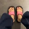 Sandálias de Sola Grossa para Mulheres 2025 Verão Novas Celebridade da Internet Ins Sapatos da Moda para Usar Fora Chinelos Estilo Puro Desejo