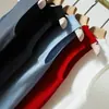 Elegante chaleco de punto sin mangas con cuello semi-alto para mujer, hecho de lana merino fina, color liso, adecuado para usar en capas debajo de un traje o como un top exterior ajustado.