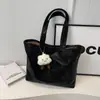 Moda casual grande bolsa feminina 2025 nova bolsa de couro macio all-match grande capacidade bolsa de ombro para deslocamento