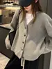 Cardigã de tricô com decote V, simples e versátil, estilo de fábrica para mulheres, um novo design outono/inverno que pode ser usado como camada base ou como peça externa, na cor branca