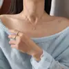 Pingente de Cruz Mini Exquisito de Madrepérola Europeu e Americano Colar de Aço Titânio Feminino Versátil de Luxo Acessível Elegante Corrente para Clavícula