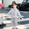Traje de Niña Primavera Otoño 2026 Nuevo Otoño Infantil Elegante Ropa de Otoño para Bebé Estilo Casual Escolar Pantalones Deportivos Conjunto de Dos Piezas