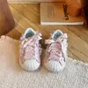 Tênis infantis estilo coreano com biqueira de concha, novo modelo outono 2026, sapatos casuais tipo princesa com cadarço para meninas, sapatos esportivos