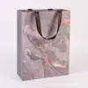 Bolsas de Papel sin Cintura con Diseño Geométrico del Fabricante, Bolsas de Compra de Regalo de Boutique de Alta Gama, En Stock al por Mayor