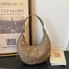 Bolsa de Bolinho Estilosa Retrô Transfronteiriça para Mulheres 2026 Nova Tendência Moda Rebite Bolsa Meia-Lua Grande Capacidade Bolsa de Ombro