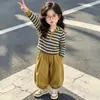 Conjunto de outfit de otoño para niña 2026, el estilo popular de este año: top de rayas y pantalones de pierna curva estilo workwear para bebés niñas