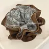 Scrunchie Colorido Azul e Café Estilo Coreano com Toque de Luxo, Acessório de Cabelo Bicolor para Penteados de Coque, Elástico de Cabelo para Rabos de Cavalo