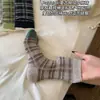 Meias de cano médio xadrez retrô, color block, meias de cano médio com babados, coleção de outono, novo estilo feminino 2026, meias femininas populares