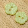Em estoque, botões florais em relevo multicoloridos, flor tridimensional de cinco pétalas com dois ilhós, botões de resina para camisas femininas, botões pequenos coloridos