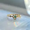 Anillo de gema esmeralda natural Jinqi con incrustaciones de diamante para mujer Estilo artístico de lujo ligero de alta calidad Clásico