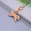 Llavero con Estampado Lindo y Diseño Hueco de Lazo Colgante Creativo para Bolso Accesorios Pequeños de Bricolaje Colgante de Decoración Venta al por Mayor