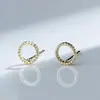 Pendientes Geométricos Huecos para Mujer Estilo Coreano Simples Pequeños Pendientes de Estudiante Moda Flor de Ciruelo Redondos Mini Pendientes Dorados