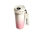 Taza mezcladora portátil a todo color, nueva taza de café eléctrica para preparar leche en polvo y leche de soja, vaso de agua con pajilla aislado