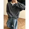 Camiseta Henley Listrada Cinza Americana de Manga Longa Masculina Pesada Falsa Duas Peças Capuz com Decote V Camada Base
