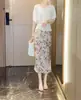 82610 Xinda Ai Mei Yiyuan Verano 2026 Nuevo Top de Color Sólido con Cuello en V de Manga Corta Falda de Cintura Alta con Estampado Floral para Mujer
