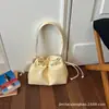 Bolso de Cubo con Cordón y Remaches Sencillo Estilo Coreano para Mujer 2026 Verano Nueva Moda Bolso de Hombro Cruzado de Alta Gama para Viajes