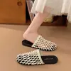 Sandálias de verão com trama de rede ins para mulheres, calçados de exterior 2026, novos, super quentes, moda, sapatos de rede de peixe, meias-pantufas fechadas na ponta