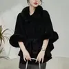 Casaco tipo capa outono e inverno 2026 novo estilo popular elegante cor sólida estilo coreano peça de outer wear de alta qualidade com gola de pele corte solto