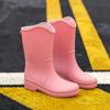 Botas de Chuva Elegantes Simples de Cano Médio/Alto Femininas Impermeáveis Antiderrapantes Botas de Água Resistentes ao Desgaste Calçados de Uso Externo Manga de Trabalho para Cozinha Calçados Femininos