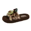 Pantuflas de felpa con estampado de leopardo de dibujos animados para mujer, adecuadas para usar al aire libre, cálidas para otoño e invierno, antideslizantes, de felpa y diseñadas para uso en interiores en el dormitorio.