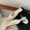 Mules Chuyuji estilo francés de ante con retazos, punta fina y tacón de gato 2026, nuevo estilo versátil simple para commuting con tacones finos