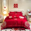 Venta al por mayor Juego de Cuatro Piezas Rojo Brillante para Boda Estilo Chino Funda de Edredón Bordada para Boda Habitación de Boda Ropa de Cama para Dote