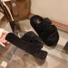 Chinelos peludos simples de uma alça estilo coreano para mulheres, nova moda outono e inverno 2026, chinelos de algodão grossos para exterior, estilo preguiçoso para mulheres