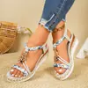 Sandalias de mujer de tacón de cuña versátiles listas para enviar para comercio exterior, nuevas sandalias de exterior transfronterizas para mujer de suela gruesa y punta abierta