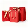Sacolas de presente florais vermelhas estilo europeu podem ser impressas com logotipos, disponíveis em vários tamanhos, com um toque de luxo, espessadas e adequadas para lembrancinhas de festas festivas.