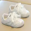 Tênis Forrest Gump para Meninas Primavera e Outono 2026 Tênis Esportivos Infantis Tênis Casuais Novo Estilo Sapatos Brancos para Meninas Pequenas Sapatinhos de Treino Alemães para Bebês