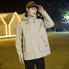 Chaqueta Nueva de Primavera 2026 para Hombre Estilo Americano Versátil con Capucha Tres Pruebas Casual Bolsillo Grande Chaqueta Softshell para Hombres y Mujeres