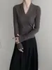 Tejido de punto liso con cuello en V bajo y textura para mujer en Otoño e Invierno Estilo Coreano Se puede usar solo o debajo de otras prendas y con tops ajustados