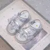 Sandálias Infantis 2026 Chegadas de Verão Mais Vendidas Sapatos Infantis Meninas Pequenas Sola Macia Antiderrapante Laço Princesa Sapatos da Moda