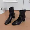 2026 Novos Sapatos Femininos Bico Quadrado Francês Salto Alto Elegante Botas Emagrecedoras Estilo Britânico Feminino Retro Zíper Traseiro Botas Curtas Elásticas