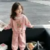 Conjunto estiloso e super fofo para meninas, novo modelo outono 2026, moletom com estampa de urso de desenho animado infantil e calça de moletom