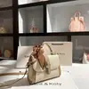 Dropshipping Bolsa Quadrada Pequena de Couro Litchi Color Block de Alta Qualidade 2025 Nova Bolsa de Mão Minimalista de Nicho Atacado